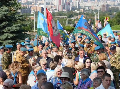 Красноярцы собрались почтить память павших в День ВДВ. Фото: мэрия Красноярска