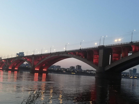 Упавшего ночью с Коммунального моста 29-летнего мужчину спасли в Красноярске. Фото: 7 канал Красноярск