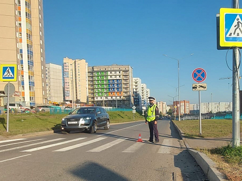 В Красноярске нашли водителя, сбившего девочку на переходе. Фото, видео: vk.com/gibdd24