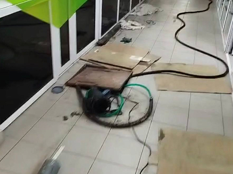 Бизнес с откровенной вонью: Ozon и десяток других магазинов на Карамзина в Красноярске залило фекалиями