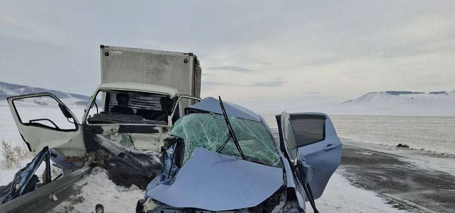 Жесткая авария на трассе забрала жизни двух человек в Красноярском крае