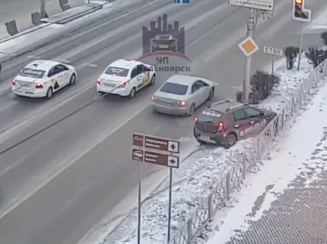 В Красноярске за 2023 год таксисты 771 раз нарушили ПДД. Фото: ЧП Красноярск