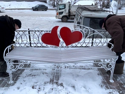 Возле красноярского ЗАГСа установили скамейку для влюблённых. Фото: vk.com/krasnoyarsk_kirovskii