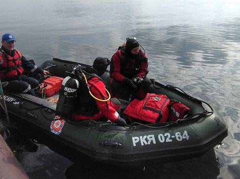 Моторную лодку с двумя детьми эвакуировали из реки в Красноярском крае. Фото: Служба спасения Красноярского края
