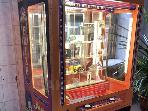 Красноярская школьница выиграла в автомате старый шоколад вместо айфона. Фото: dzen.ru