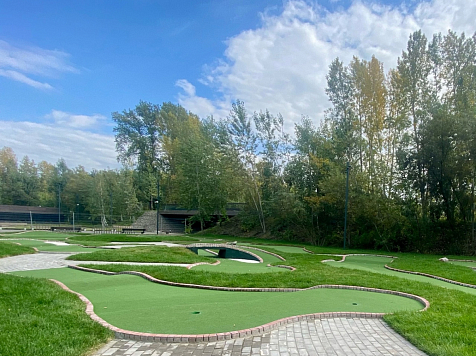 Поле для мини-гольфа построили на острове Татышев в Красноярске . Фото: Татышев-парк/Vk