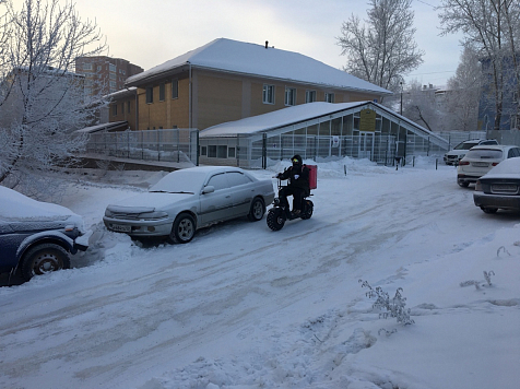 По сугробам на велосипеде: как приходится работать красноярским курьерам в 40-градусный мороз. Фото: «7 канал Красноярск»