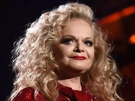 Пошла жара: в сети пишут, что россияне якобы массово сдают билеты на концерт Ларисы Долиной. Фото: JazzPeople