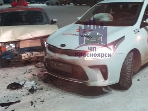 В Красноярске дрифтера на «Жигулях» занесло в такси на парковке . Фото: «ЧП&nbsp;Красноярск»