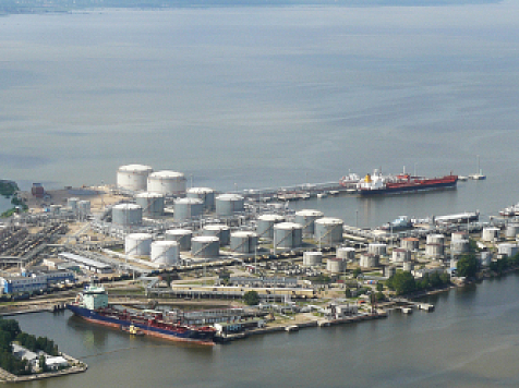 Идет атака украинских БПЛА на Санкт-Петербург. Фото: Петербургский нефтяной терминал