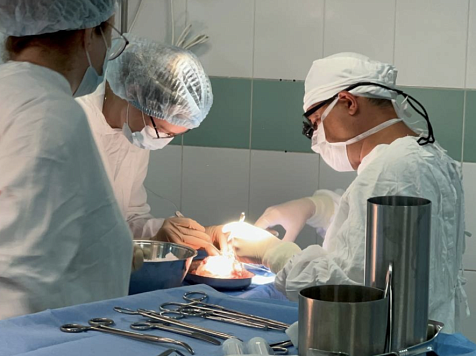 Брат стал спасением: красноярские врачи провели пересадку почки многодетной матери 