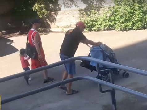 Красноярец украл канализационный люк с помощью детской коляски. Фото: 24.мвд.рф