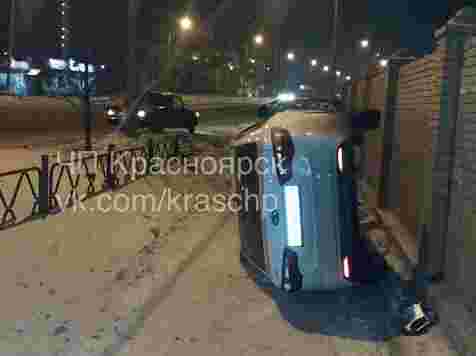 Водитель припарковал свой авто колесами к стене и убежал от ДПС. Фото: ЧП Красняорск