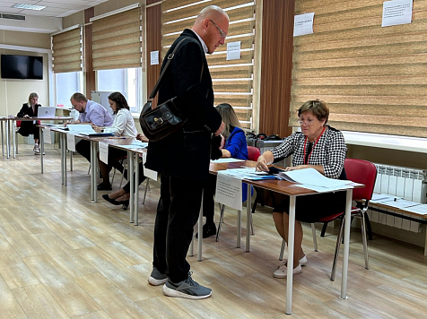 8 человек за час: в первые минуты работы избирательных участков наплыва желающих проголосовать на них нет