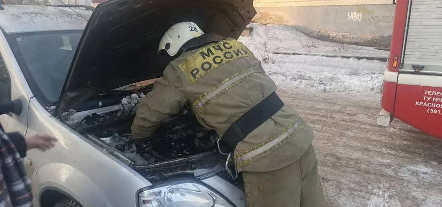 Пожарные спасли загоревшуюся на ходу «Ладу» в Красноярском крае
