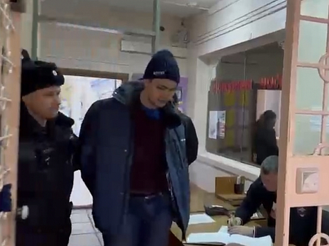 Задержание по-зеленогорски: 82-летний пенсионер с родственником удерживал курьера мошенников до приезда полиции . Фото: МУ МВД России