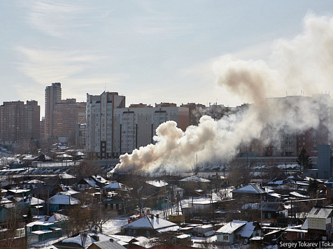 В частном секторе в красноярской Николаевке загорелся деревянный дом  . Фото: Сергей Токарев