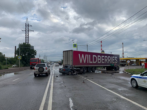 В Красноярске Toyota заехала под разворачивающийся грузовик Wildberries. Фото: ГИБДД Красноярского края