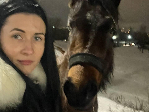 В Красноярске лейтенант полиции вернула хозяевам потерянную лошадь. Фото: mvd_24
