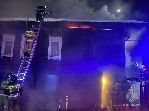 В центре Красноярска ночью загорелся деревянный дом: внутри было 3 человека