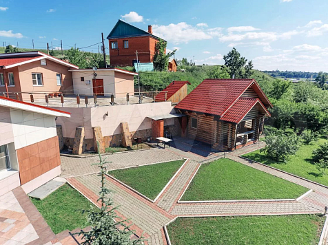 В Красноярске усадьбу с озером и выездом на Северное шоссе продают за 120 млн рублей. Фото: Avito