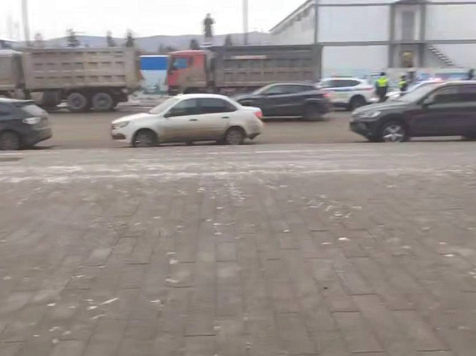 Самосвалы строителей метро в Красноярске вывезли на забастовку у правительства края. Фото: ПУЛЬС Красноярья, Аксютенко Life