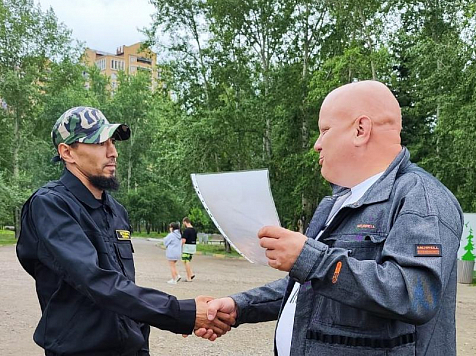 Красноярского охранника наградили за спасение утопающего в озеро-парке. Фото: МАУ «Красгорпарк»