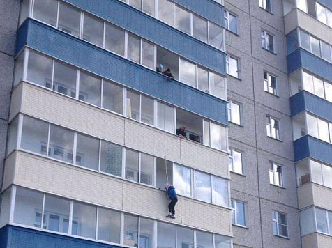 Красноярка повисла на балконе многоэтажки и ждала спасателей. Фото: vk.com/kras_sunny, видео: vk.com/krsk_solnechnyi
