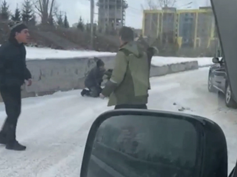 В полицию Красноярска обратился один из участников драки возле АЗС. Фото: ЧП 124 (скриншот видео)