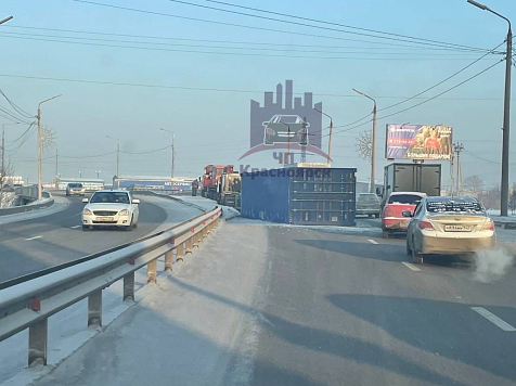 В Красноярске опрокинулся контейнер на проспекте Котельникова и перекрыл дорогу . Фото: «ЧП Красноярск»