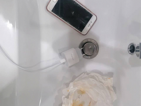 В Ачинске 10-летняя девочка погибла после падения телефона в ванну