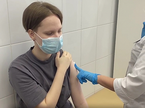 15-летняя дочь главврача Красноярской краевой больницы поставила прививку от COVID-19. Видео. Фото, видео: Оперативный штаб