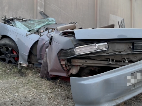 Легковушку разорвало на куски после столкновения со столбом на правобережье Красноярска. Видео: ГАИ Красноярского края