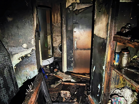 В Красноярске женщина погибла на балконе при пожаре. Фото: МЧС Красноярского края