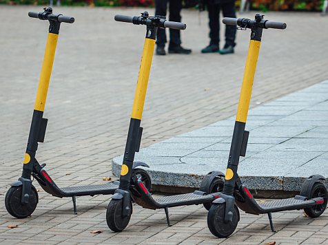 В Красноярске неизвестная на самокате сбила женщину, обматерила и уехала. Фото и видео: ru.freepik.com и ЧП Красноярск