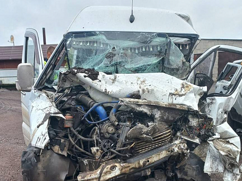 Пассажирский автобус врезался в трактор под Красноярском. Есть пострадавшие . Фото в публикации: «ГИБДД24» / Telegram