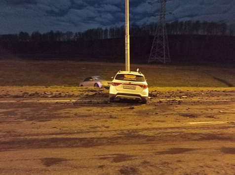 В Емельяновском районе мужчину сбил автомобиль из-за рассыпанного угля на трассе. Фото: Госавтоинспекция Красноярского края