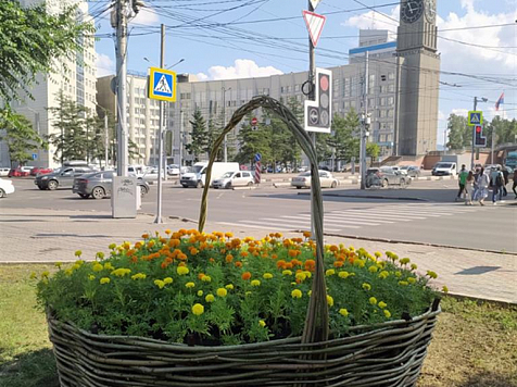 В Красноярске с улиц начали убирать цветники-корзины. Фото: admkrsk.ru