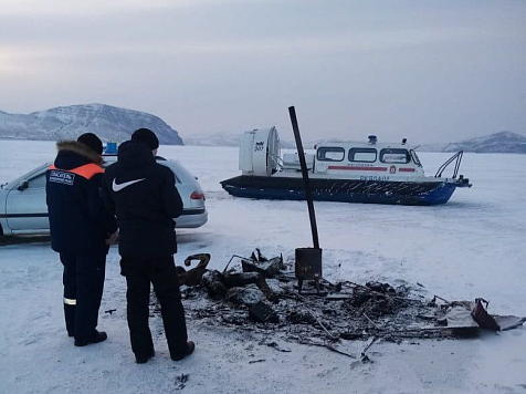 На льду Красноярского водохранилища загорелась палатка с двумя рыбаками: один погиб   . Подпись: t.me/krasgochs