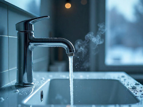 Отключение горячей воды в нескольких районах Красноярска переносится на 23 июня. Фото: freepik.com/ ИИ