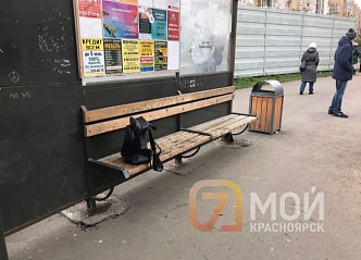 В Красноярске остановку огородили сигнальной лентой из-за забытого рюкзака