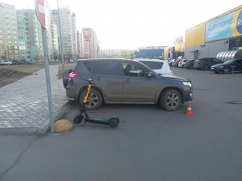 В Красноярске две школьницы на самокате столкнулись с иномаркой. Фото: ГИБДД