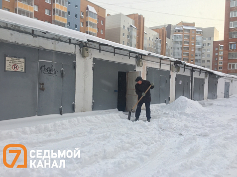 «Сгребли все на обочину»: показываем последствия мощного двухдневного снегопада в Красноярске. Фото: «7 канал Красноярск»