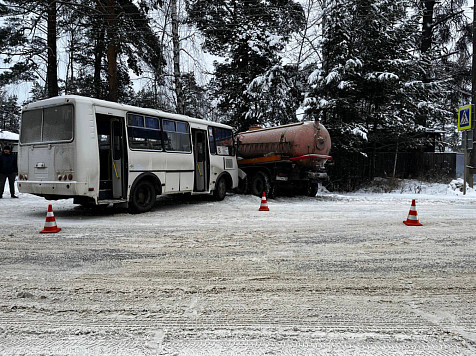 Под Енисейском пассажирский автобус вылетел на встречку и протаранил КАМАЗ. Фото: Госавтоинспекция24