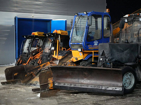 Снежную кашу на красноярских улицах убирают больше 300 рабочих