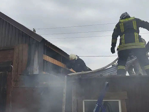 Пожарные вскрыли квартиру в Красноярске и обнаружили тело погибшего. Фото: МЧС Красноярского края