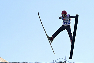 Соревнования по прыжкам на лыжах прошли в 30-градусную жару в Красноярске - залипательное видео