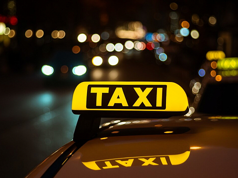 В Госдуме начали новое обсуждение запрета на работу мигрантов в такси. Изображение: wirestock / freepik.com