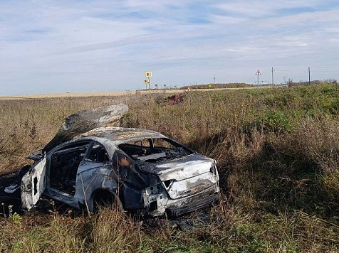 Жительница Шарыпово обмыла покупку Ауди и сожгла машину в кювете . фото: ГАИ Красноярского края