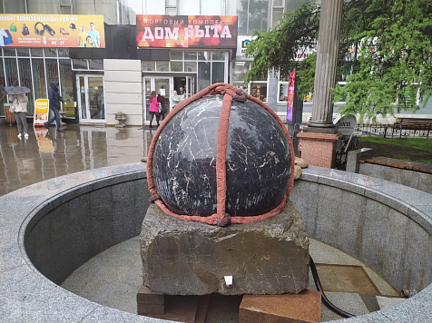 В Красноярске убрали гранитный шар с фонтана у «Дома быта» . Фото: администрация Красноярска